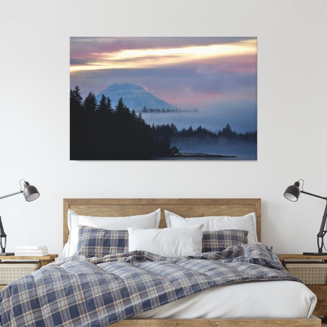 Rainier-berget i Sunrise på Oakland Bay, WA Canvastryck (Insitu (sovrum))