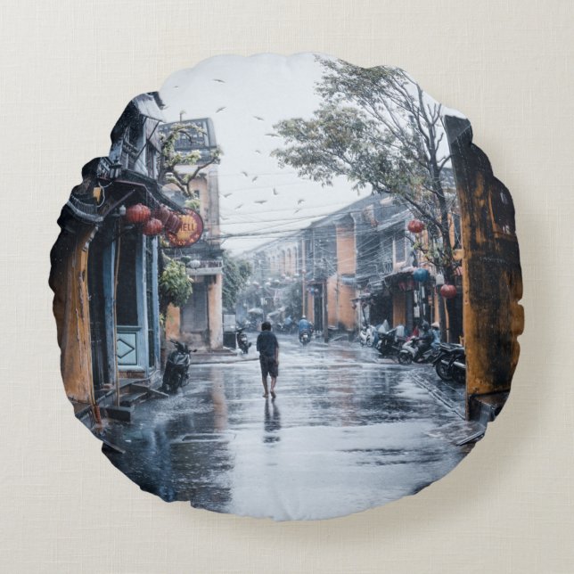 Rainy Streets of Vietnam Rund Kudde (Framsidan)
