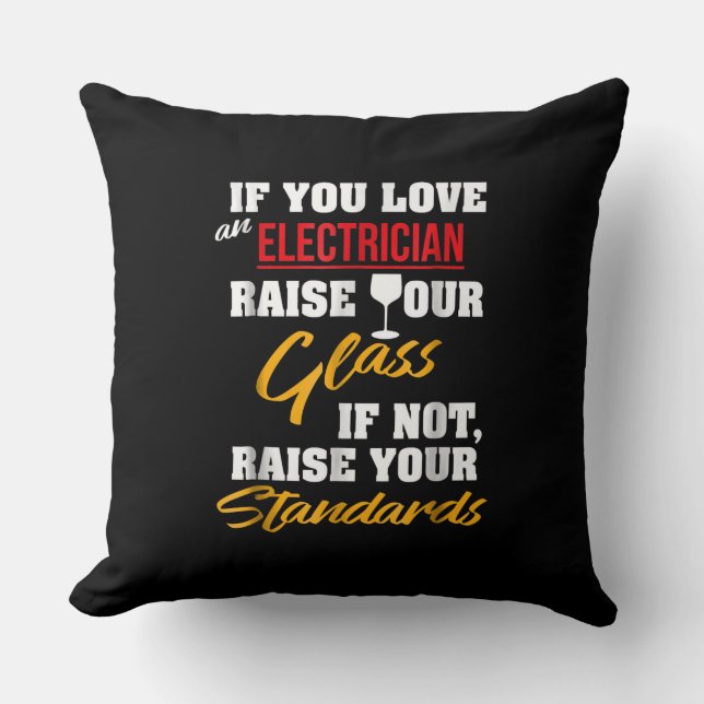 Raise Glass Funny Apprentice Electrician Wife Papp Kudde (Framsida)