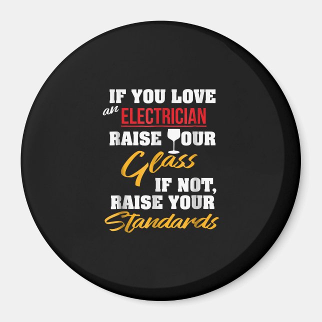 Raise Glass Funny Apprentice Electrician Wife Papp Magnet (Framsidan)
