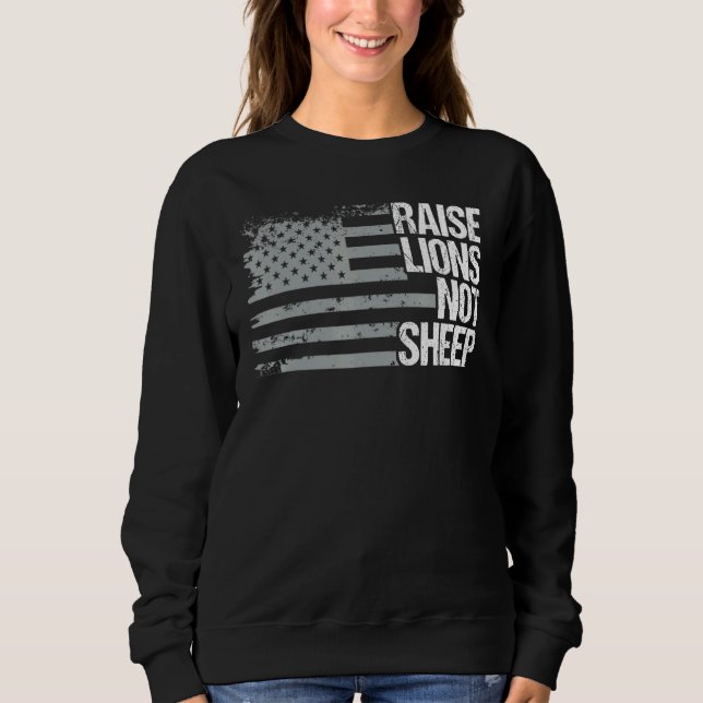 Raise Lejon Not Sheep American Patriot Patriotic T Shirt (Framsida)