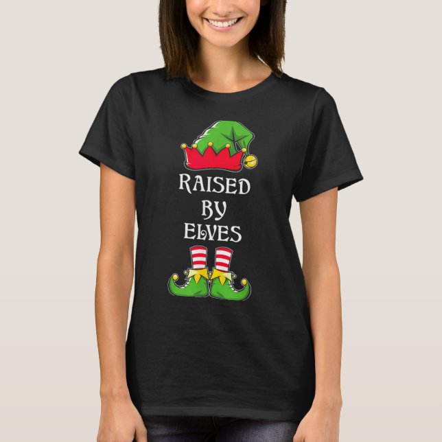 Raised By Elves Funny Christmas Family Elves Squad T Shirt (Framsida)