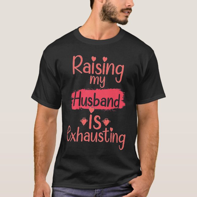 Raising my Make är Exhaucing Citat Joke Wife T Shirt (Framsida)