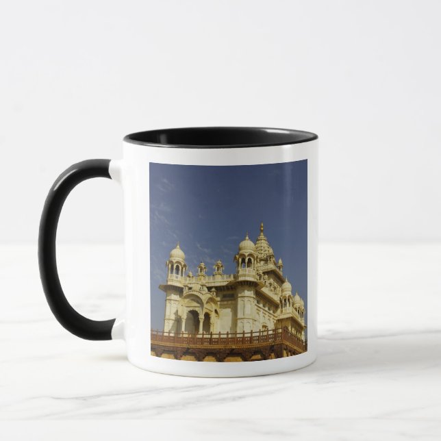 Rajasthan, Indien En kvinna som står vid ett urgam Mugg (Vänster)