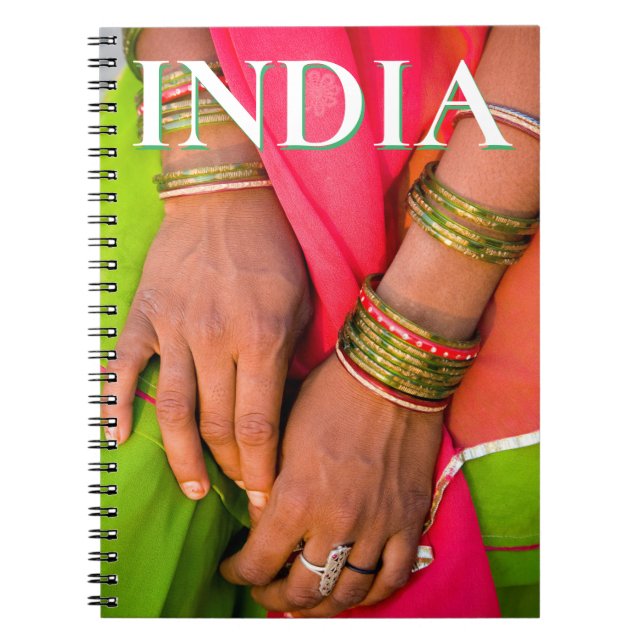 Rajasthan närbild på kvinnas händer anteckningsbok (Framsidan)