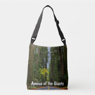 Rak väg fram genom Misty Redwood Forest Axelväska