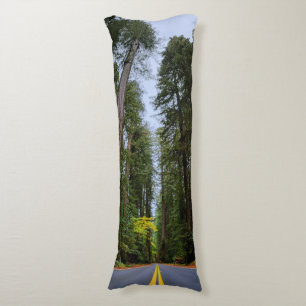 Rak väg fram genom Misty Redwood Pillow Kroppskudde