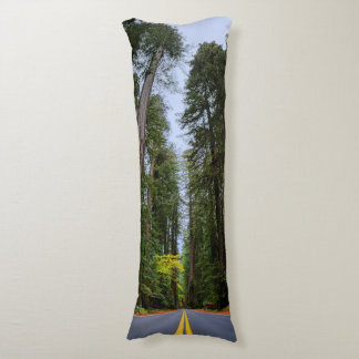 Rak väg fram genom Misty Redwood Pillow Kroppskudde