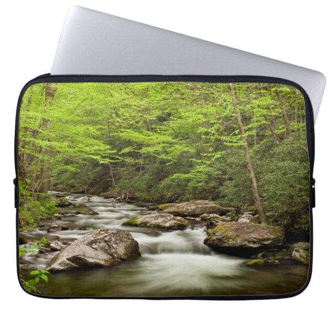Raka forkflöden genom skog laptop fodral (Framsidan)