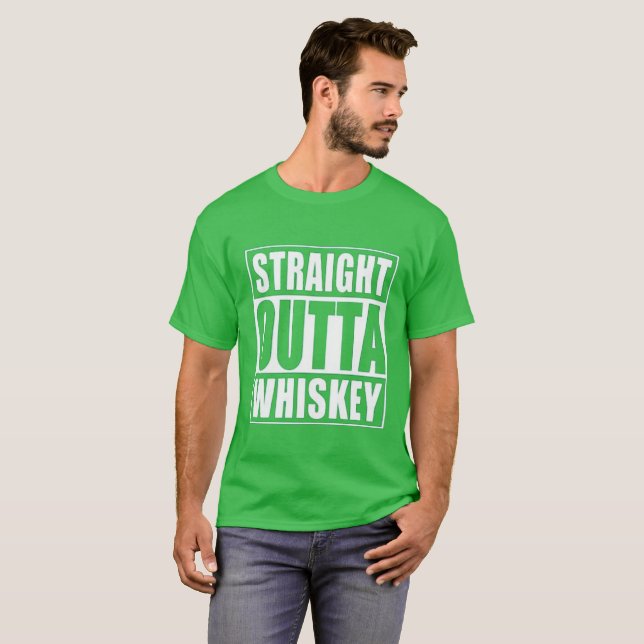 Raka roliga Outta WhiskeySts Patrick dag Tee Shirt (Hel framsida)