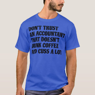 Räkenskapsförare som dricker kaffe orsakar en hel t shirt