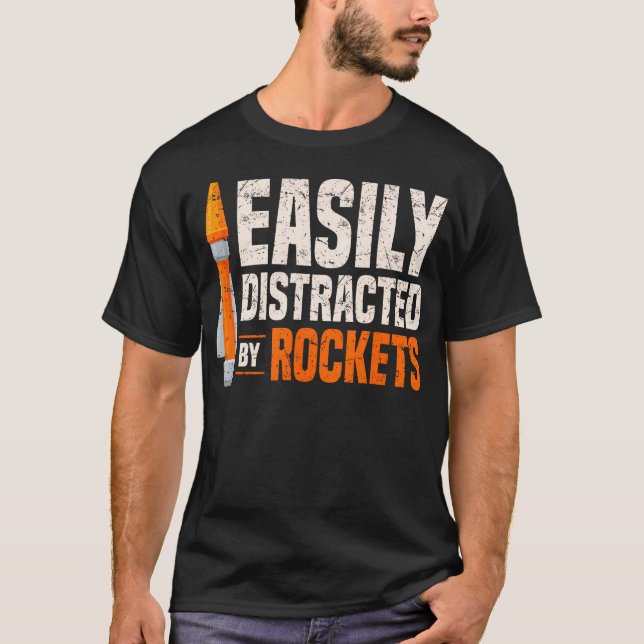 Raketer Modell Raket Kit Lätt Distraherad Av Roc T Shirt (Framsida)