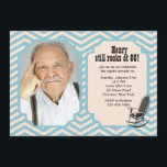 Raketeringsstol Chevron-fotoinbjudan Inbjudningar<br><div class="desc">Den här inbjudan innehåller ett blått och krämfärgat chevron mönster och ett dekorativt fotofönster och en panel för din anpassning. Den har en gungande stolsmotiv och är perfekt för en äldre medborgares födelsedag. (FP) Kortet är enkelt att anpassa med din ordalydelse, ditt teckensnitt, färg, pappra formalternativ och val av sex...</div>