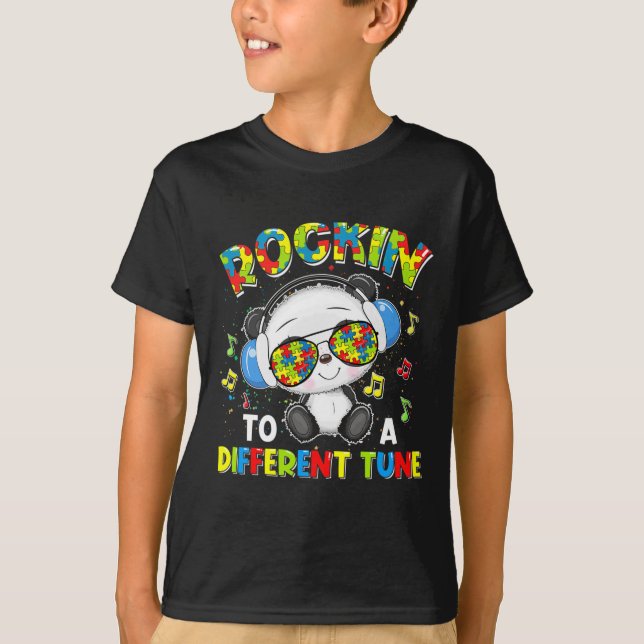 Rakin till en annan tonpandaautismmedvetenhet t shirt (Framsida)