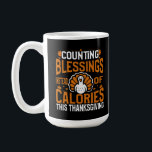 Räkna välsignelser i stället för kalorier kaffemugg<br><div class="desc">Denna typografiska Thanksgiving med en söt kalkonillustration påminner oss att fokusera på tacksamhet med frasen "Räkna välsignelser i stället för kalorier denna Thanksgiving". Ett festligt och muntert sätt att anamma julhelgen.</div>