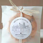 Raleigh Bröllop | Välkomstförmån Runt Klistermärke<br><div class="desc">Förbättra ditt bröllop välkomna paket eller evenemangets party favors med en anpassningsbar av välkomstklistermärken! Dessa eleganter, men små stil-klistermärken är skräddarsydda för att ett bröllop ska ta ställe i den vackra staden Raleigh, North Carolina. De har en modern dekoskylin där namn i staden är inbyggt under. All inslag i designen,...</div>