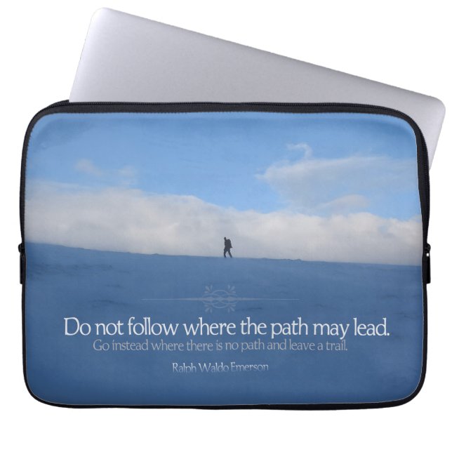 Ralph Waldo Emerson Inspirational Quote ’Trail’ Laptop Fodral (Framsidan)