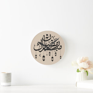 Ramadan Mubarak arabisk kalligrafi med lyktor Rund Klocka