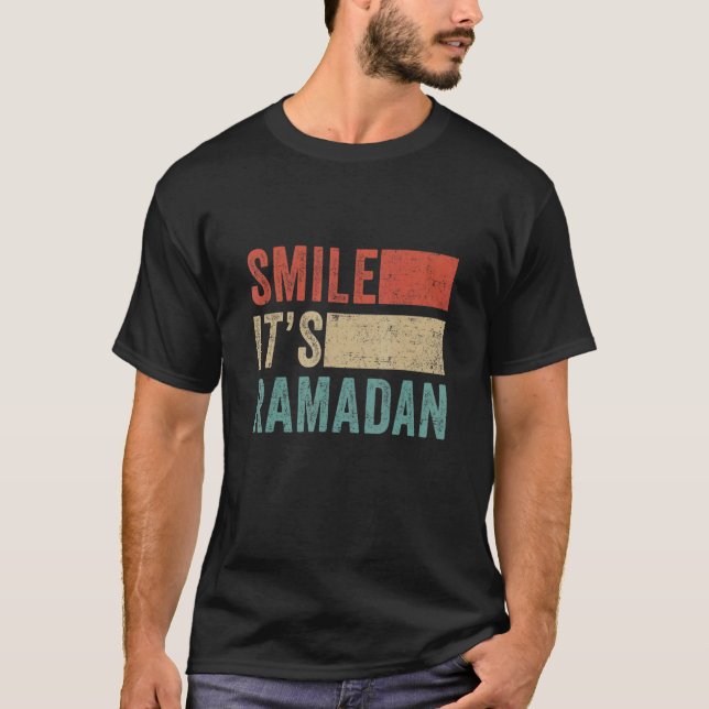 Ramadan Mubarak Kareem Smile its Ramadan T Shirt (Framsida)