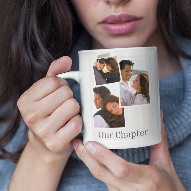 Ramartikel och lagerartikel kaffemugg (“Storytelling coffee mug with overlapping framed photos, taped effect, and serif title ‘Our Chapter.)