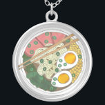 Ramen Noodles Bowl Japanska Food Restaurant Foodie Silverpläterat Halsband<br><div class="desc">Utformningen är en originalmarkörillustration av en ångande hett skål av porösa nudlar med gris, maj, ägg, bokklick och lök av grönt. Perfekt för nuddar älskare eller fläkt av japansk mat! Det finns också mycket att samordna livsmedelsprodukter från denna butik! Förstår du inte exakt vad du är tittar för? Kontakta Rebecca...</div>