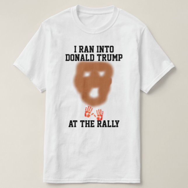 Ran in till Donald Trump vid rally T-Shirt (Design framsida)