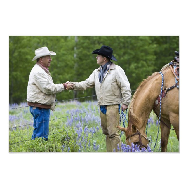 Rancher som skakar hand över stängslet i fototryck (Framsidan)