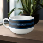 Rand av marin blå och svart rugby med eget namn soppmugg<br><div class="desc">Mörk Blues and a sporty black - A manly mönster för killarna i din familj. En djärv och modern design med ett område för anpassad text. Om du behöver justera teckningen eller ändra teckensnittet kan du klicka på anpassningsområdet. Då kommer du till designen i verktyg där du kan göra många...</div>