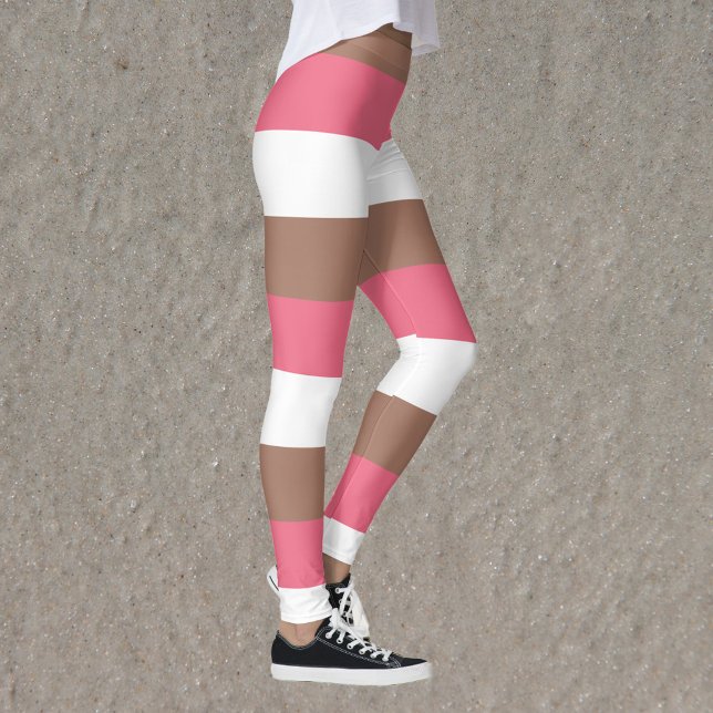 Rand Mönster Mocha Brown Rosa White Leggings (A pair of leggings with pink, brown and white stripes.)