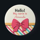 Rand Ribbon och Bows Hej My Namn är Button Knapp<br><div class="desc">För barn med ljud och ljusknappar som födelsedagsfest,  skolarrangemang,  babydusch med mera. Hej min namn är..knapp med färgstark rand mönster. Dekorerad med band och bågar. Lämpligt för flickor.</div>