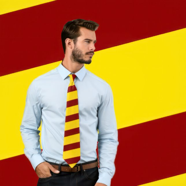 Rand (Tjock Rand) i Guld Slips (Man wears a necktie with a maroon and golden-yellow stripe pattern.)