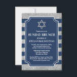 Randig grå Bar Mitzvah-stjärna brunch i marinblått Inbjudningar<br><div class="desc">Denna traditionella inbjudan till Bar Mitzvah-söndagsbrunch i marinblå och grå ränder har ett textområde i form av en biljett som är kantat med vitt. Det finns en stor grå Davidstjärna ovanför texten. Baksidan kan ha ytterligare text om det behövs. Maila niteowlstudio@gmail.com med eventuella ändringsförfrågningar.</div>