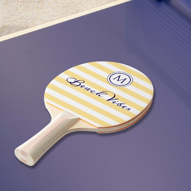 Randig Gul Vit Strandstämning Kust Monogram Pingisracket (A monogrammed ping pong paddle with yellow and white stripes and 'Beach Vibes' in script typography)