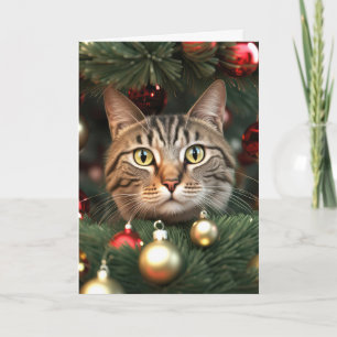 Randig katt i en julgran helgkort