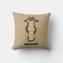 Randig katt som leker med röd låda / kattskräpare kudde