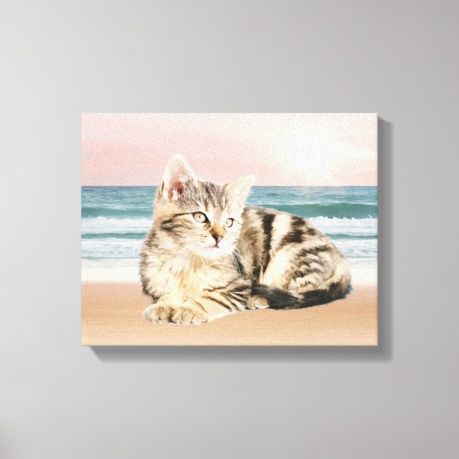 Randig katt som sitter på strand solnedgång Oljemå Canvastryck (Framsida)