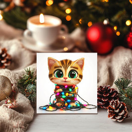 Randig kattunge insvept i julgransbelysning Julkor Julkort