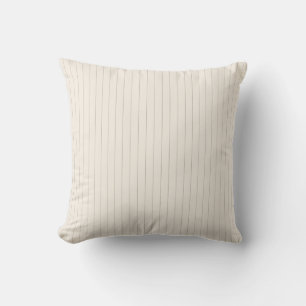 Randig kudde i dämpad olivgrön på beige