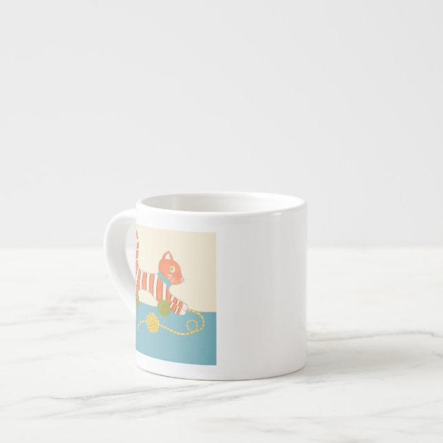 Randig leksakskatt med boll av snöre espressomugg (Framsida vänster)
