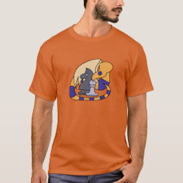 Randig söt drak som slingrar sig runt schackpjäser t shirt