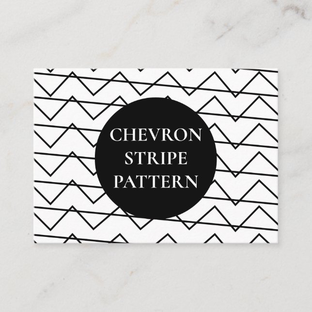 Randig svart-vit geometrisk chevron-mönster  visitkort (Framsida)