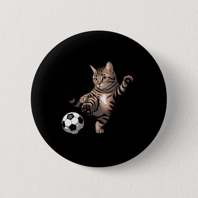 Randig Tabby Katt Sparkar Fotboll Ll Rolig Katt Kä Knapp (Framsida)