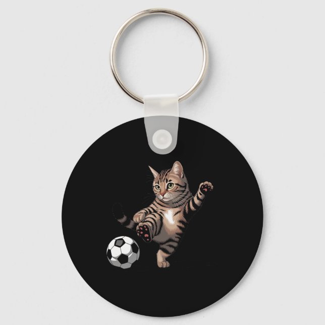 Randig Tabby Katt Sparkar Fotboll Ll Rolig Katt Kä Nyckelring (Framsida)