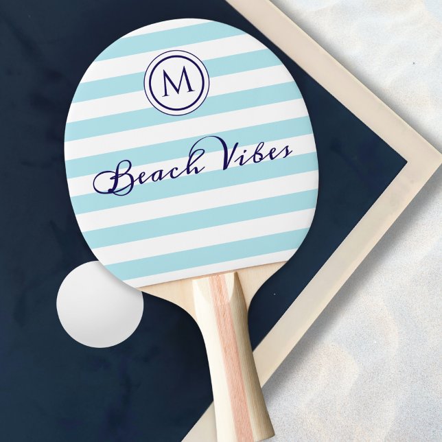 Randiga Blå Vita Strand Vibbar Kust Monogram Pingisracket (A table tennis paddle with light blue and white stripes, monogram initial and 'Beach Vibes' words)