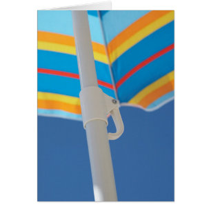 Randigt strandparaply hälsningskort