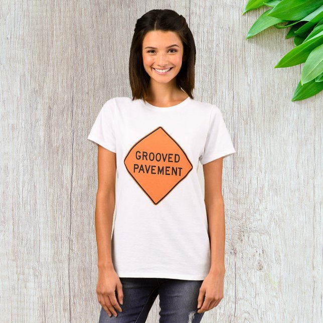 Rändlad vägbeläggning vägschilds t-shirt för dam (Skapare uppladdad)