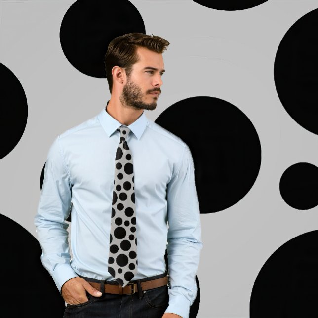 Random Black Polka Dot Mönster på Light Grått Tie Slips (Man weats necktie featuring randomly sized polka dots in black on gray. Background matches tie.)
