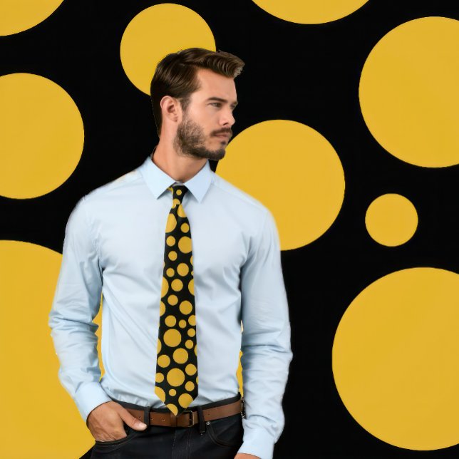 Random Goldenrod Polka Dot Mönster på Black Tie Slips (Man wears a necktie with a random polka dot pattern in goldenrod on black.)