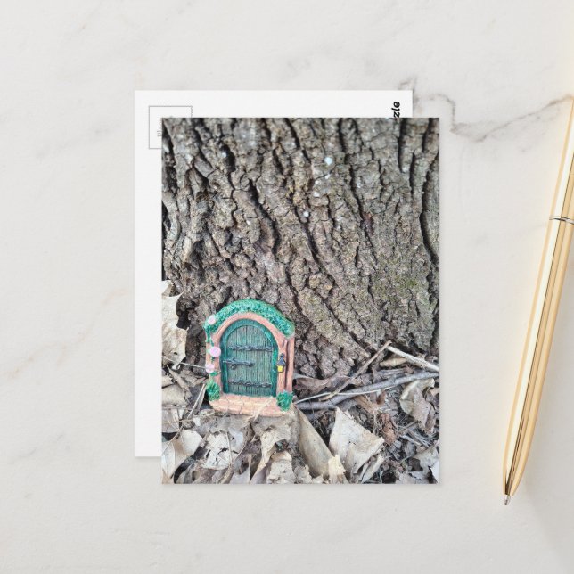 Random Things Found in the Woods Fairy Door Vykort (Fram/Back In Situ)