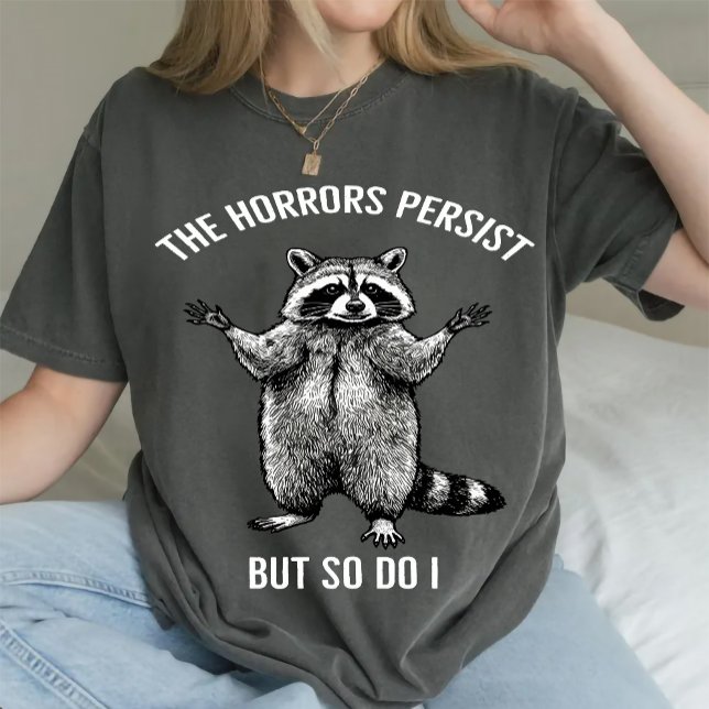 Rasionen fortsätter, men det gör jag också t shirt (raccoon existential crisis shirt, trash panda survival tee, neurospicy humor apparel, ADHD chaotic )